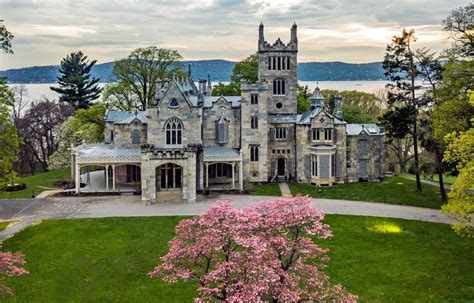 hudson river mansions open for tours.